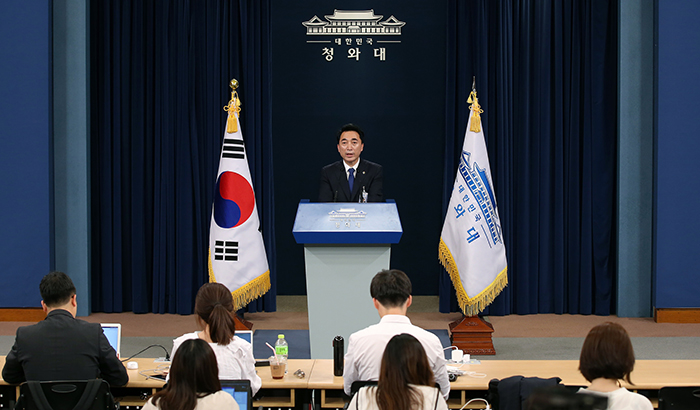 Cheong Wa Dae nominated four ministers and four vice minister-level officials on June 13. Pictured is Cheong Wa Dae spokesperson Park Soo-hyun at a briefing on June 12. (Jeon Han)
