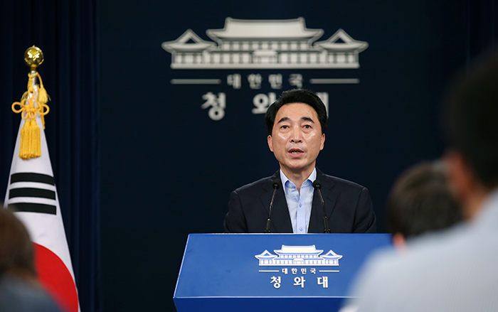 President Moon Jae-in nominates ambassadors to the U.S., China and Japan, Cheong Wa Dae announced on Aug. 30. In the photo, Cheong Wa Dae spokesperson Park Soo-hyun gives a press briefing at the Chunchugwan Press Center at Cheong Wa Dae. (Jeon Han)