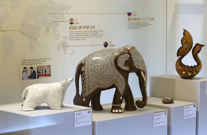 (Left) An ornamental polar bear offered by Canadian Prime Minister Stephen Harper to President Lee Myung-bak in November 20010 during Harper's visit to Korea for the G20 Summit in Seoul is on display at the Cheong Wa Dae Sanrangchae from October 2 to November 2. (Center) A sculpture of an elephant inlaid with silver, given by former Indian President Abdul Kalam to President Roh Moo-hyun during Kalam's visit to Korea in February 2006, is also on display from October 2 to November 2. (Right) The ornamental pheasant offered by Russian Foreign Minister Sergey Lavrov to President Roh Moo-hyun in July 2004, is also on display at the Cheong Wa Dae Sanrangchae.