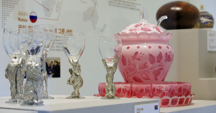 On display at the “Sincerity and Regards From All Over the World” exhibit are (left) a set of wine glasses given to President Lee Myung-bak by President Jacob Zuma of South Africa during his visit to Korea for the Seoul Nuclear Security Summit in March 2012. The jar and bowls decorated with a floral pattern (right) are also on display and were offered by former Russian President Boris Yeltsin to President Roh Tae-woo during Yeltsin's visit to Korea in November 1992.