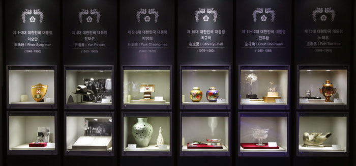 The exhibition shows some of the presents received by foreign heads of states and other influential figures overseas. It includes photos, guest books and other related records of the Korean president's diplomatic activities and summits.