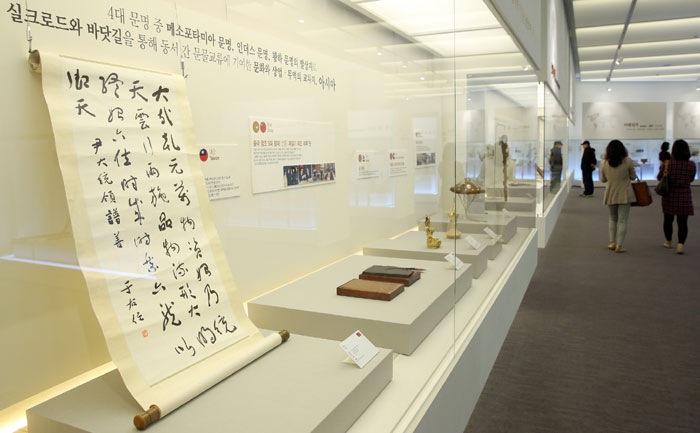 The hall inside the special exhibition “Sincerity and Regards From All Over the World,” currently being held at the Cheong Wa Dae Sanrangchae, features the scroll (left) that was offered by Taiwanese journalist Yu You Ren to President Yun Bo-seon.