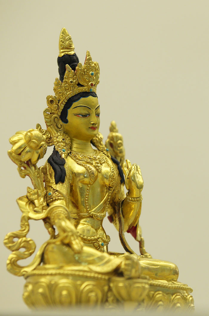 A gold Buddhist sculpture offered by the leader of the Nepali congress, Raj Joshi Nabindra, to President Kim Dae-jung during his visit to Korea in August 1998 is on display at the Cheong Wa Dae Sanrangchae from October 2 to November 2.