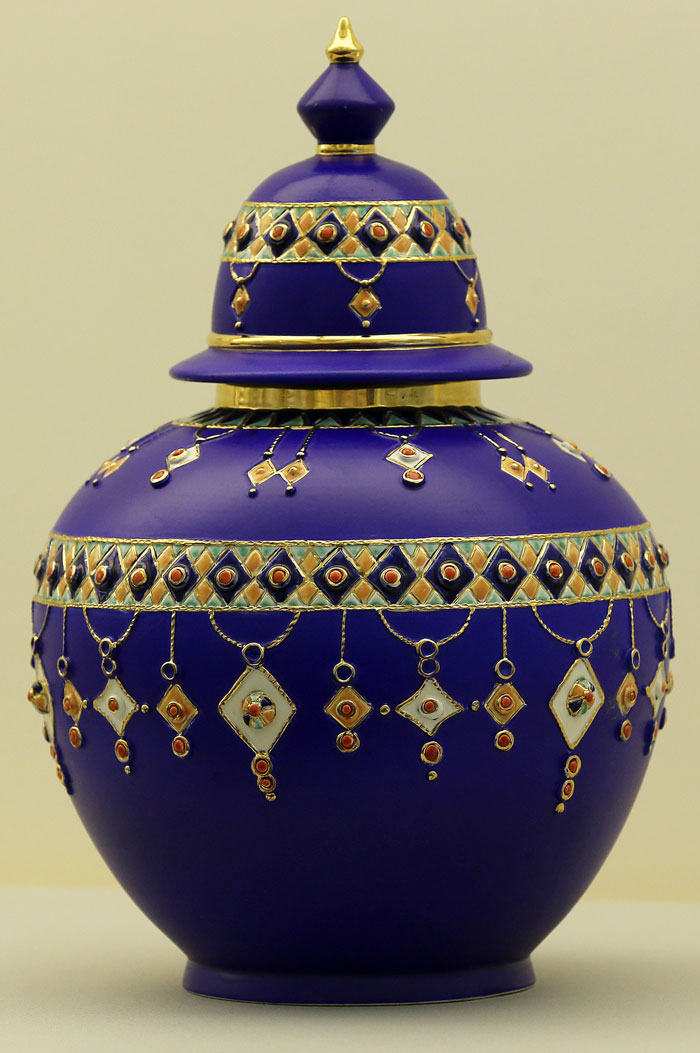 The jar decorated with traditional patterns that the President of Algeria Abdelaziz Bouteflika gave to President Roh Moo-hyun during his visit to Algeria in March 2006 is on display at the “Sincerity and Regards From All Over the World” exhibition, currently at the Cheong Wa Dae Sanrangchae.