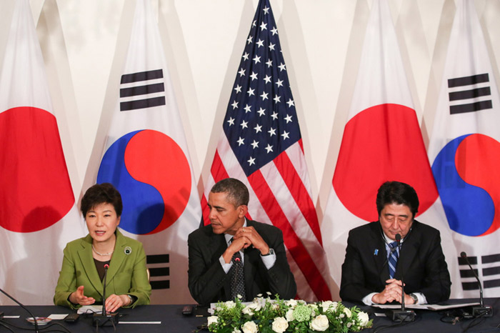 President Park Geun-hye (left) speaks during trilateral talks with U.S. President Barack Obama (center) and Japanese Prime Minister Shinzo Abe (right) on the sidelines of the 3rd Nuclear Security Summit in The Hague, Netherlands, on March 25. (photo: Cheong Wa Dae)