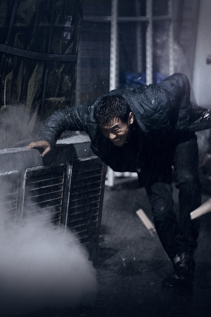  Lee Jin-wook (top) and Ryu Seung-ryong in the film 