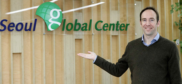 Seoul Global Center Head Paul Carver is going all-out to help expatriates in Korea, based on his life and experiences here as an overseas student, a worker and a father in a multicultural family. The center consults with more than 100 non-Korean organizations or companies a day, and its annual consultation numbers are hitting record highs of about 50,000 per year.