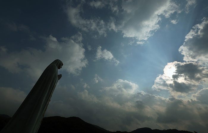 A statue of the Virgin Mary stands at the entrance to the Chon Jin Am memorial site. (photo: Jeon Han)