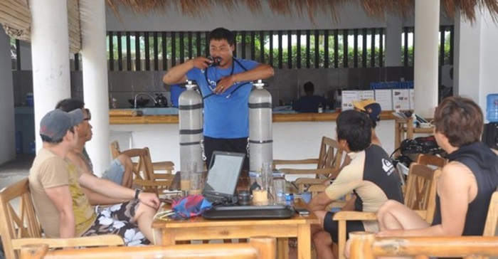 Charlie explaining how to use scuba diving equipment
