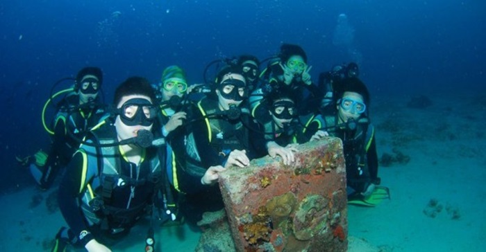 Some Koreans taking a groupfie underwater