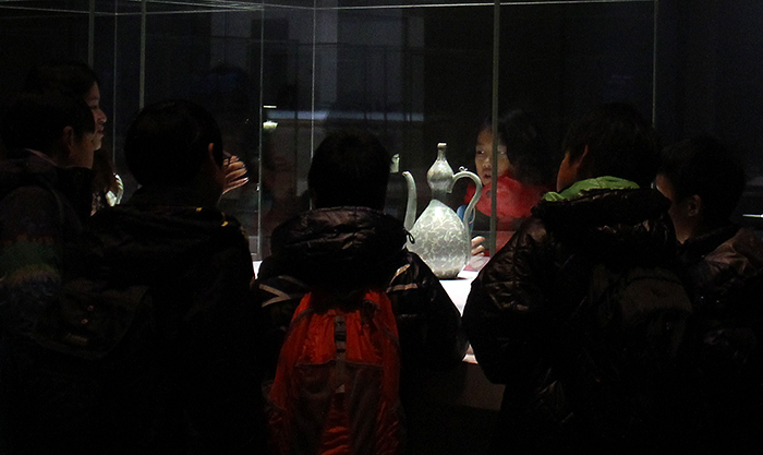 Elementary school students appreciate a gourd-shaped pitcher (National Treasure No. 116) inside the celadon gallery at the National Museum of Korea on November 27. (Photo: Yoon Sojung)