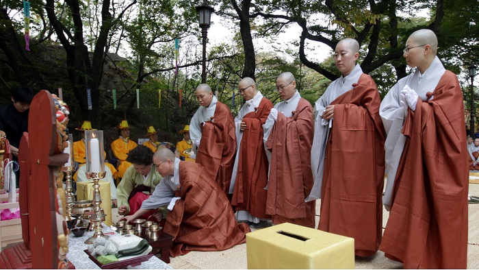 The Buddhist Ritual to Console the Spirit of the Dead, or the <i>Gukhaengsuryukjae</i>, is underway at the Jingwansa Temple. (photo: Yonhap News)
