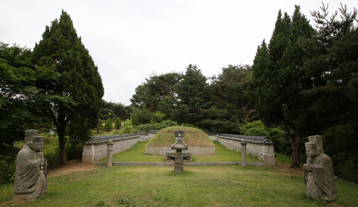 The gravesite of Lady Changbin An, grandmother of King Seonjo (r. 1567-1608), the 14th king of the Joseon Dynasty.