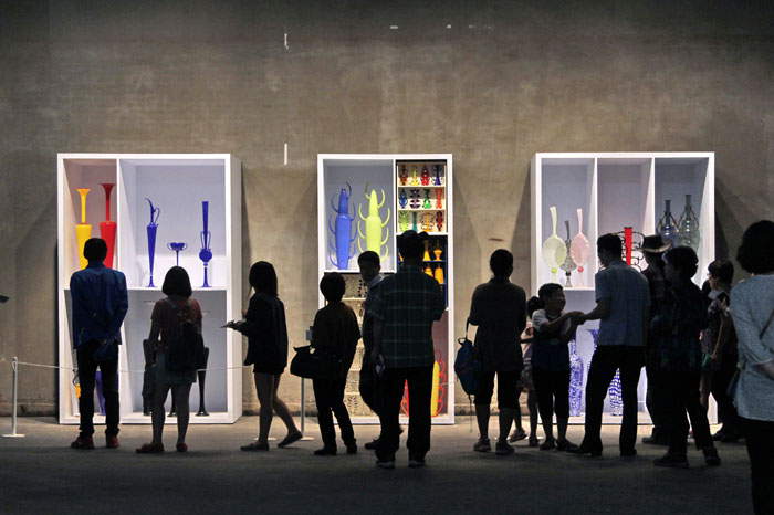 Visitors to the Cheongju International Craft Biennale appreciate the works of art on display at the exhibition.