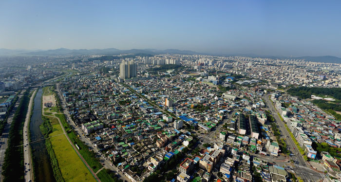 The Ministry of Culture, Sports and Tourism recently chose Cheongju as Korea's East Asian Cultural City 2015 candidate city. The above photo is a bird's eye view of the city.