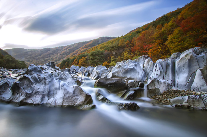 The <i>Baekseoktan</i> Rocks of Sinseong Valley are white, shining sedimentary rocks that got their various colors and shapes due to the flowing water. (photo courtesy of Cheongsong-gun County)