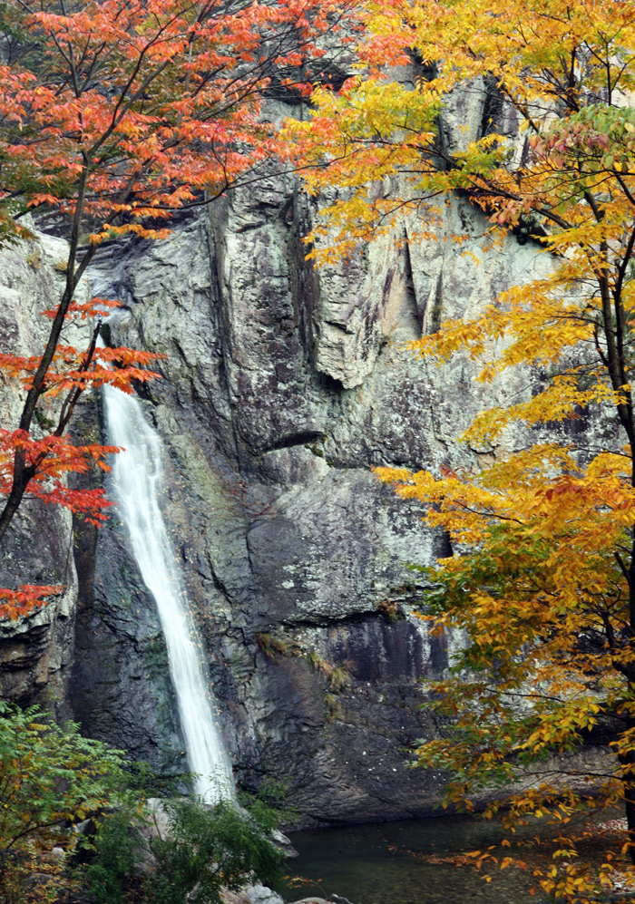 The Dalgi Waterfall of Juwangsan in Cheongsong-gun County is 11 meters high and is characterized by large rocks and cliffs. (photo courtesy of Cheongsong-gun County)