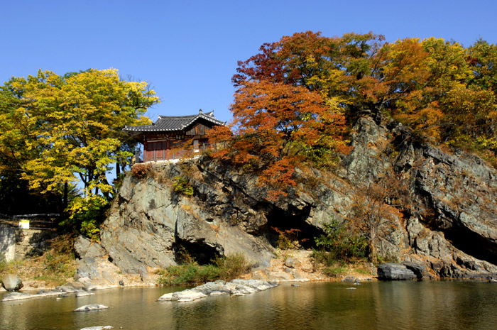 The <i>Banghojeong</i> is a wooden pavilion located at the entrance of Sinseong Valley. It is highly valued for its sedimentary rock formations and for the contrast created by the man-made pavilion and the geological layers of stone. (photo courtesy of Cheongsong-gun County)