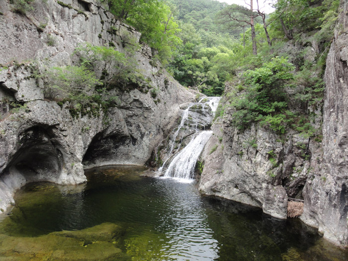 The Yongyeon Waterfall at Juwangsan Mountain is one of the largest waterfalls in the new geopark. (photo courtesy of Cheongsong-gun County)