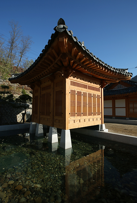 Visitors to the library can enjoy reading in a beautiful pavilion which has panoramic views of Inwangsan and Bukaksan Mountains.