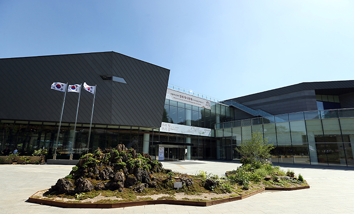 The recently renovated <i>Cheong Wa Dae Sarangchae</i> re-opened to the public on May 27. (photo: Jeon Han)