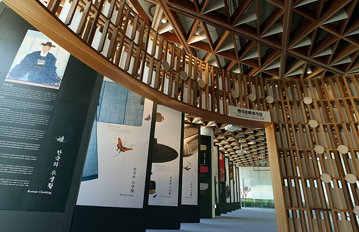 The <i>Cheong Wa Dae Sarangchae</i>’s Korean Culture Exhibition Hall features displays about Korean culture and history and allows visitors to learn more about the different periods of the peninsula's history. (Photo: Jeon Han)