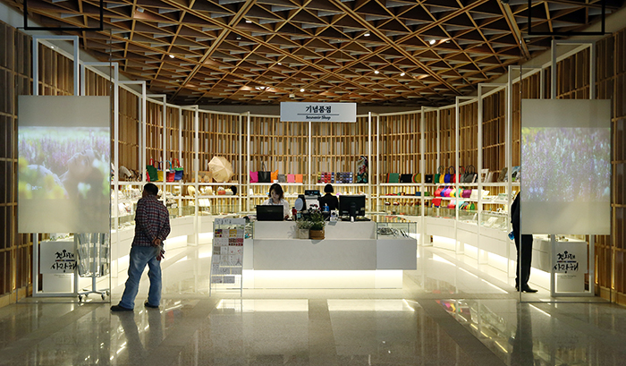 The souvenir shop at the newly re-opened <i>Cheong Wa Dae Sarangchae</i> has a range of commemorative items on sale. (Photo: Jeon Han)