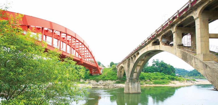 The Seungilgyo Bridge (right), said to have been begun by the North Koreans and finished by the South Koreans. © KTO