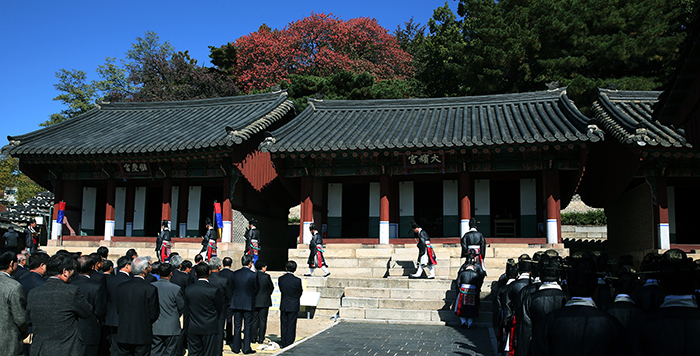 Ritual participants show respect during the <i>Chilgungje</i> held on October 27.