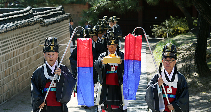 Ritual participants conduct the <i>Chilgungje</i> on October 27, honoring the seven concubines who gave birth to future Joseon kings.