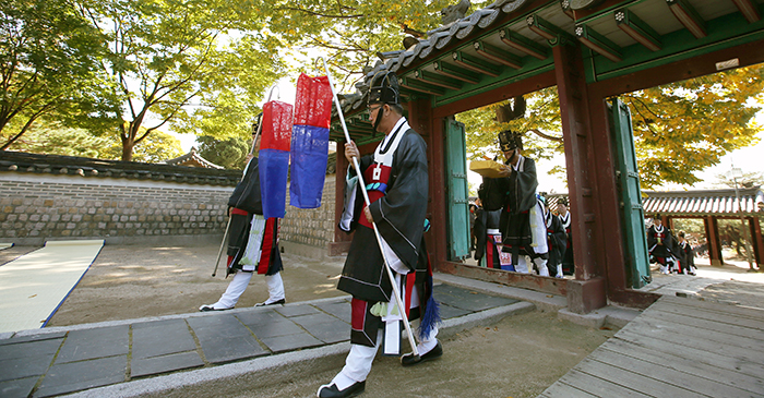 Ritual organizers enter the <i>Chilgung</i> grounds to conduct rites in honor of seven royal concubines from Joseon times, on October 27.