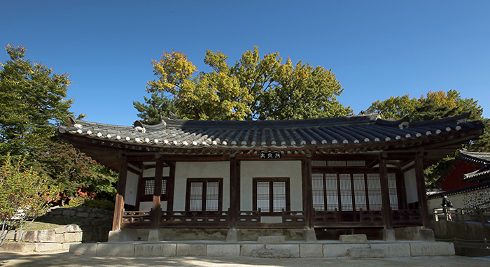 The <i>Naengcheonjeong</i> shrine is where King Yeongjo cleansed his body in preparation for the ancestral offering to his mother, located on the <i>Chilgung</i> grounds.