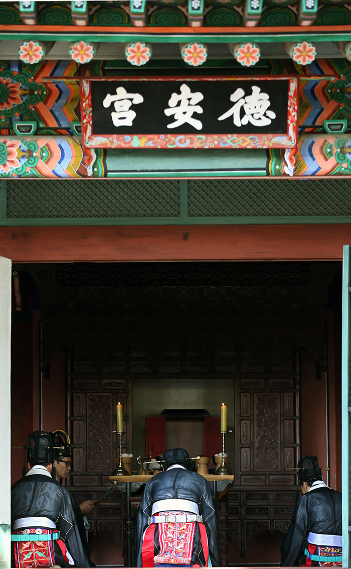 Ritual participants pay their respects during the ceremony in the <i>Deokangung</i> shrine on October 27.