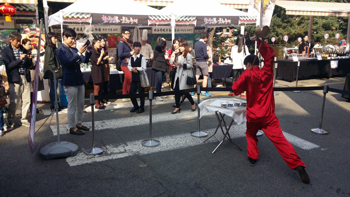 Visitors stop to enjoy a traditional Chinese performance being held at the Sheraton Grande Walkerhill hotel complex on October 17 and 18. (photo courtesy of the Korea China Association for Cultural Exchange) 