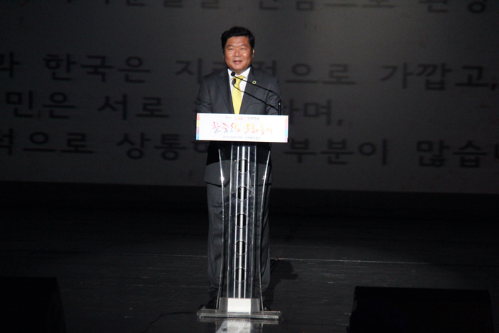  KOCIS Director Kim Jae-won (top) and Shi Ruilin, director of the Chinese Cultural Center in Korea, make their opening remarks at the ceremony. 