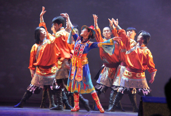  A performance by an ethnic Yugur dance troupe is about praising the joys of harvest in the grasslands and wishing for a bright future. 