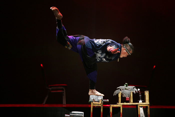  A performer walks on the edge of sharpened cleavers. The performance received a round of applause from the audience. (photo courtesy of the Korea China Association for Cultural Exchange) 