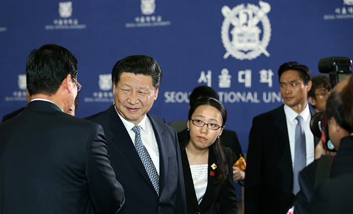 Chinese President Xi Jinping greets audience members after making a speech at Seoul National University on July 4. (photo: Jeon Han) 