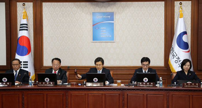 Acting President and Prime Minister Hwang Kyo-ahn (center) and members of the Cabinet hold an emergency meeting to deliver the government's will to manage state affairs and security in a stable manner on Dec. 9. (Photo: Jeon Han, Korea.net Phorographer)