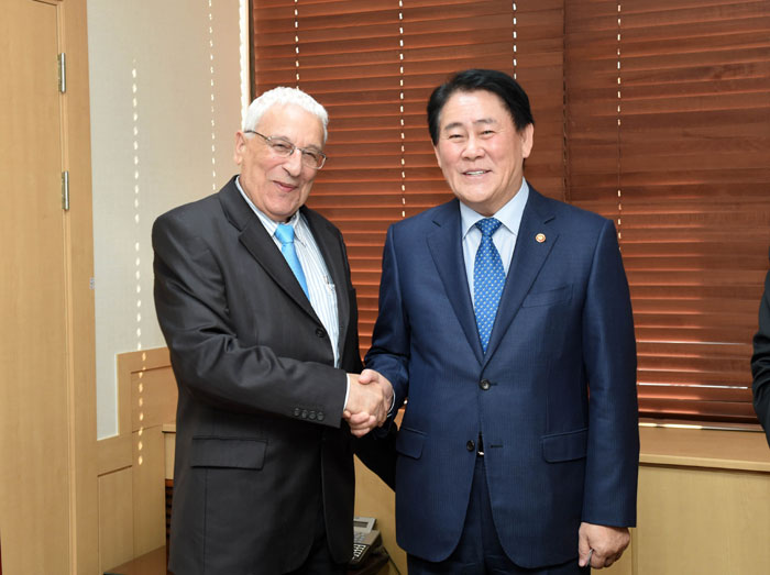 Deputy Prime Minister Choi Kyung-hwan (right) shakes hands with Yigal Erlich, chairman of the Yozma Group, prior to a meeting in Seoul on October 14.