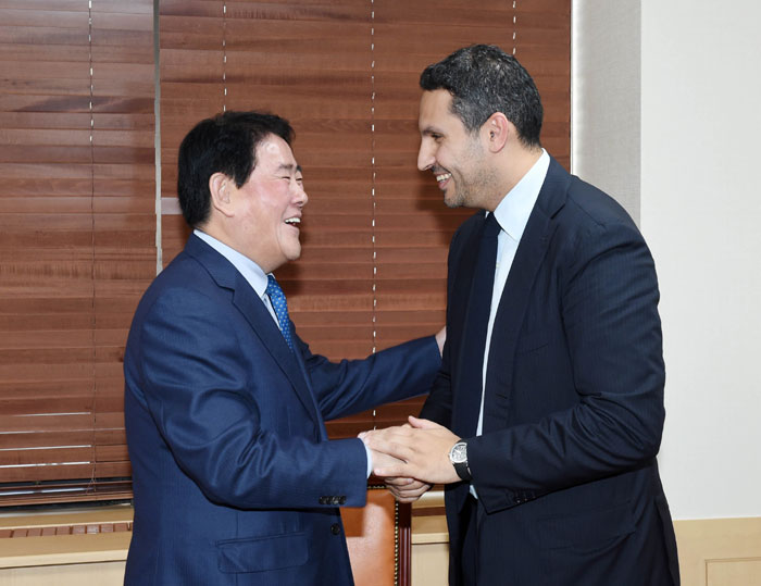 Deputy Prime Minister Choi Kyung-hwan meets with Khaldoon al-Mubarak, member of the Executive Council of Abu Dhabi and chairman of the Executive Affairs Authority, on October 14 in Seoul. 