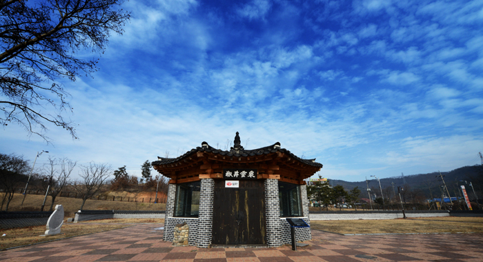 Ilhwa’s Chojung Sparkling Water and its Cheonyeon Cider, a soda pop, are made with mineral water that is pumped at its Chojung facilities, pictured above, in Chojung-ri in Cheongju, Chungcheongbuk-do. 