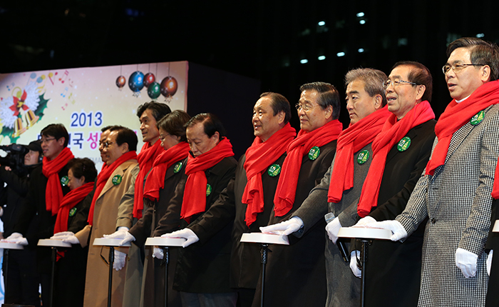 Minister of Culture, Sports and Tourism Yoo Jinryong (third from right), Seoul Mayor Park Won-soon (second from right) and other representatives switch on the Seoul City Hall Christmas tree lights during a lighting ceremony on November 30. (photo: Jeon Han)