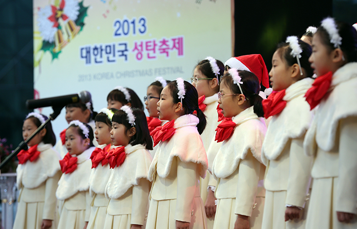 During the lighting ceremony on November 30, a children’s choir sings a Christmas carol. (photo: Jeon Han)