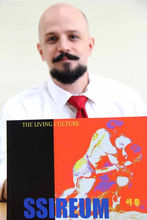Professor Christopher Sparks describes <i>ssireum</i>, “Muscular theater.” (photo: Sohn JiAe)