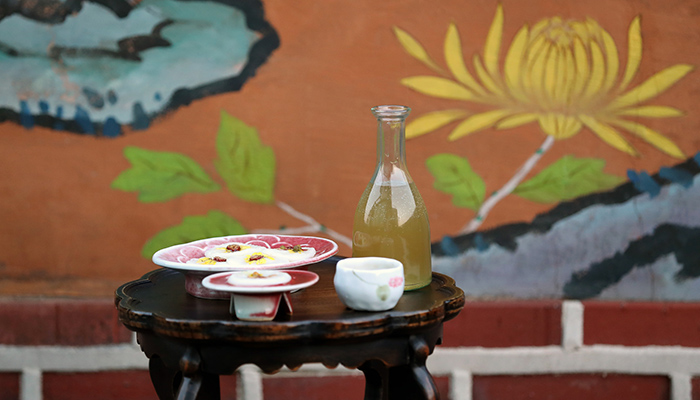 Chrysanthemum liquor and chrysanthemum pancakes are seasonal dishes to enjoy the elegance of the late autumn in Korea.