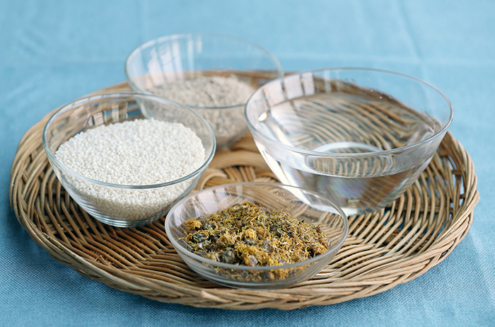 The main ingredients in chrysanthemum liquor are dried chrysanthemums, glutinous rice, malt and water.
