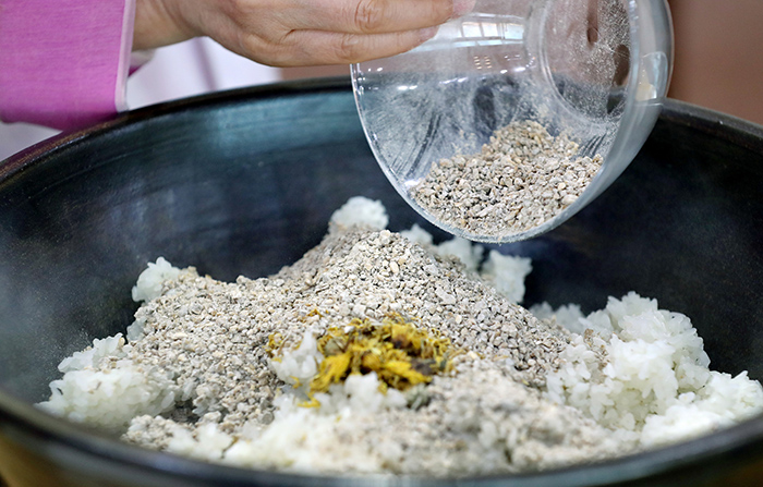 Steam the glutinous rice and cool it. Mix in the chrysanthemums, the malt and the steamed rice all together.
