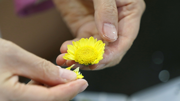 Petals of the yellow edible chrysanthemum are used in this recipe. The whole flowers can be used only if very small chrysanthemums are used.