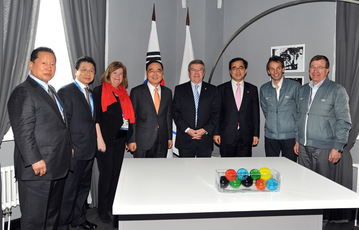  (Top) Prime Minister Chung Hongwon (left) shakes hands with IOC President Thomas Bach. (Bottom) Chung poses for a group photo with IOC members. (photo courtesy of the Prime Minister’s Office) 